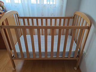 Cuna de madera para bebé