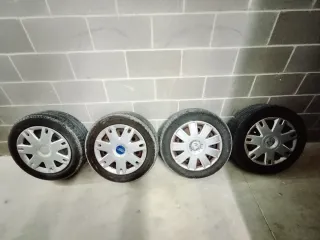 Llantas Ford de 15 pulgadas con tapacubos