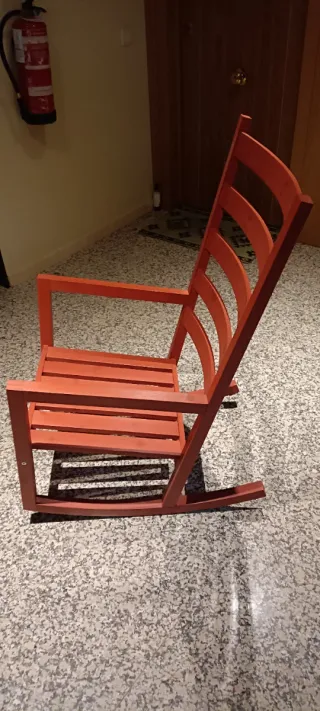 Mecedora de madera roja