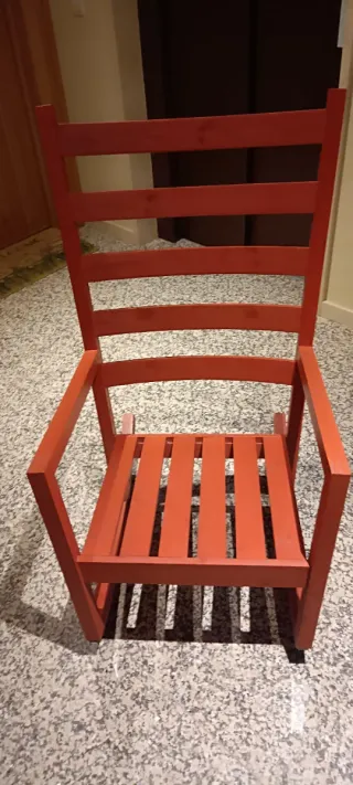 Mecedora de madera roja