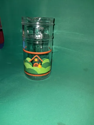 Brocca di vetro con disegno casa