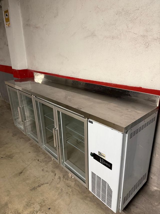 Bajo mostrador expositora cristal 250x60x100