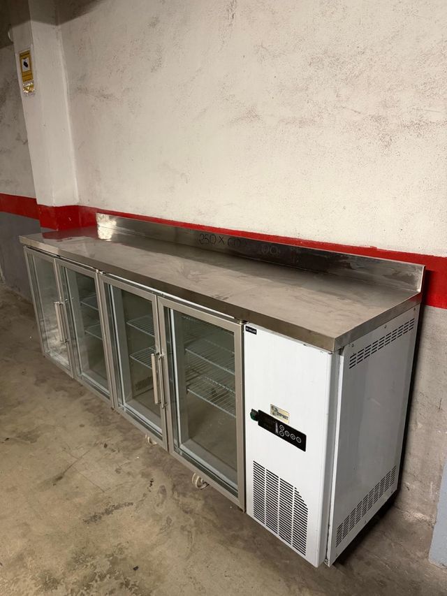 Bajo mostrador expositora cristal 250x60x100