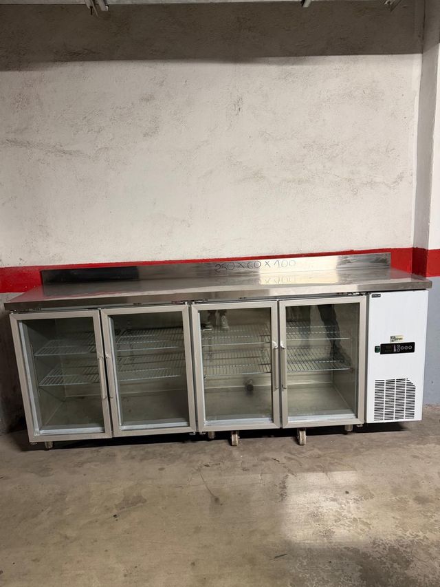 Bajo mostrador expositora cristal 250x60x100