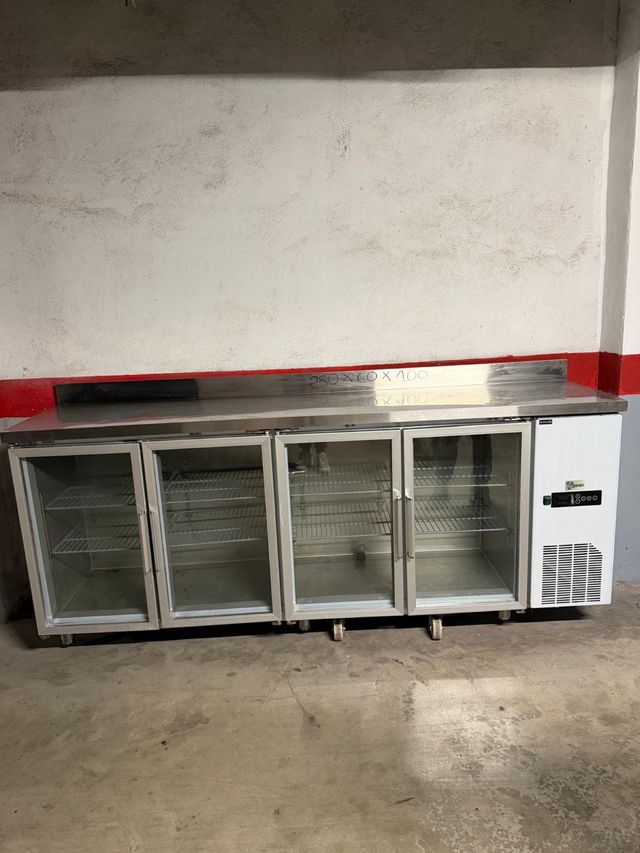 Bajo mostrador expositora cristal 250x60x100