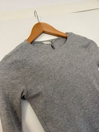 Camiseta Zara manga acampanada gris