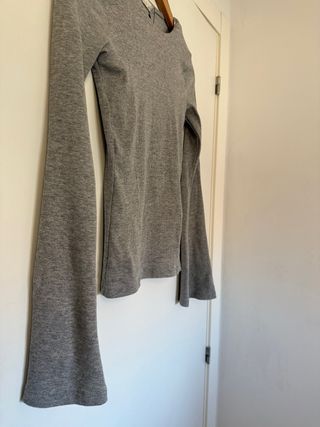 Camiseta Zara manga acampanada gris
