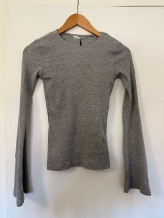 Camiseta Zara manga acampanada gris