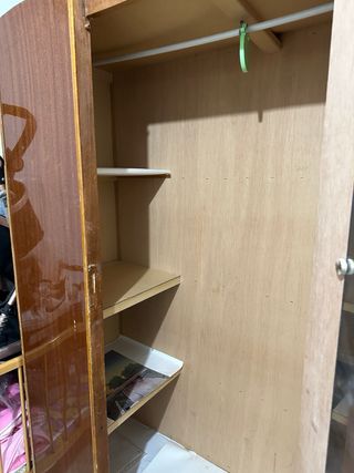 Armario ropero de madera con espejo