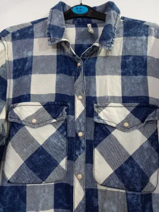 Camisa Stradivarius cuadros azul y blanco