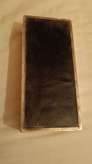 Caja antigua con inscripciones y sellos