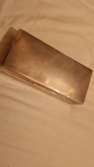 Caja antigua con inscripciones y sellos