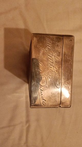 Caja antigua con inscripciones y sellos