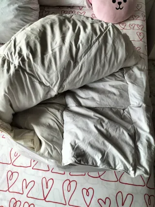 Edredón de plumas para cama grande.