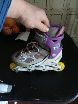 Patines en línea morados y grises