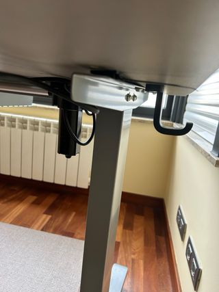 Escritorio elevable eléctrico.