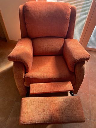 Sillón de tela naranja