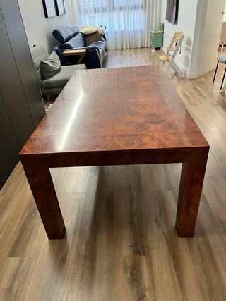 Mesa de comedor vintage chapada en raiz, maciza.