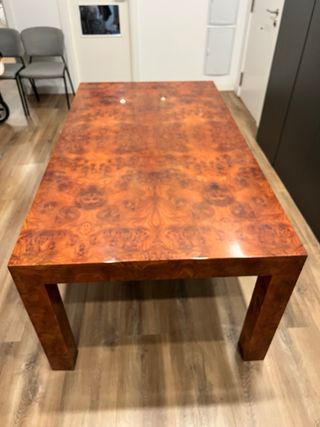 Mesa de comedor vintage chapada en raiz, maciza.