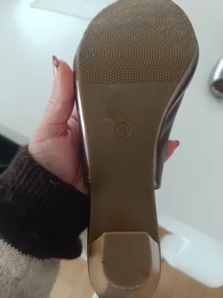 Tacones plateados peep toe