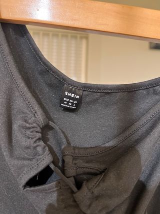 Top negro asimétrico con aberturas