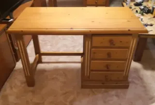 Escritorio de pino con cajones