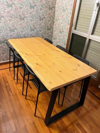 Mesa de pino con patas y sillas