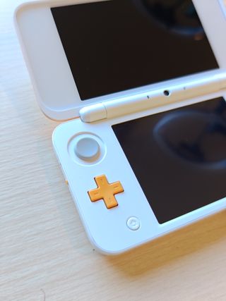 Nintendo 2DS XL Blanca y Naranja