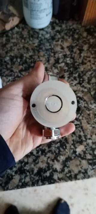 Pulsador de agua metálico plateado