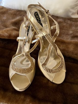 Sandalias fiesta tacón aguja pedrería doradas