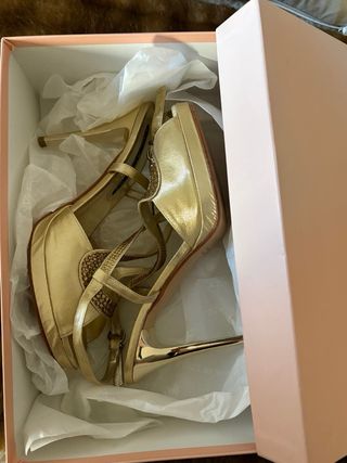 Sandalias fiesta tacón aguja pedrería doradas