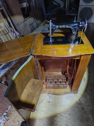 Máquina de coser Alfa antigua