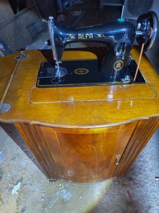 Máquina de coser Alfa antigua