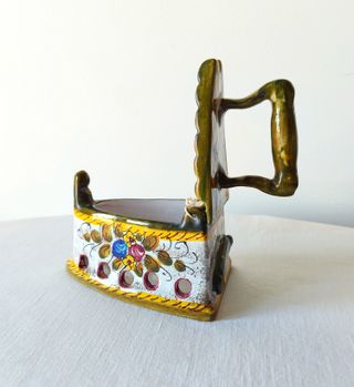 Ferro da stiro decorativo in ceramica di Deruta