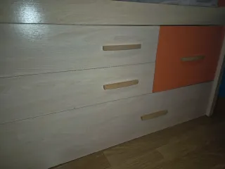 Cómoda juvenil naranja y madera