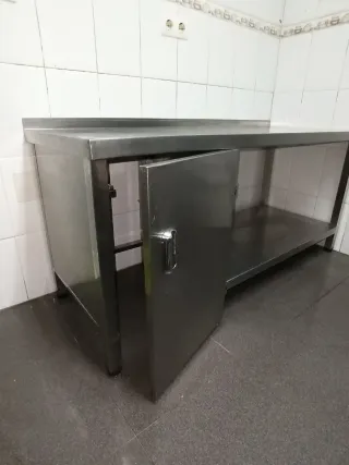 Mesa de acero inoxidable con puerta