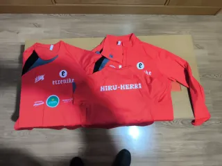Sudadera y camisetas Hiru Herri rojas