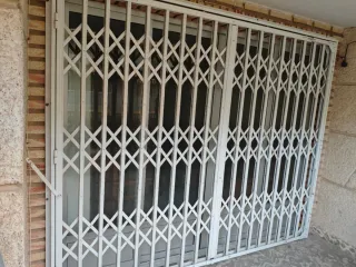 Reja de seguridad corredera blanca.