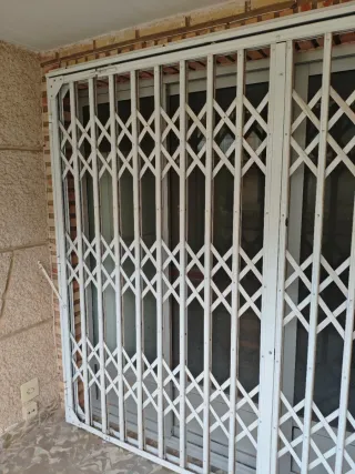 Reja de seguridad corredera blanca.