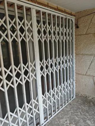 Reja de seguridad corredera blanca.