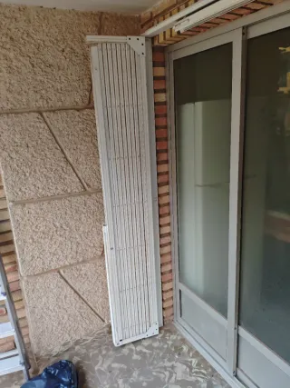 Reja de seguridad corredera blanca.