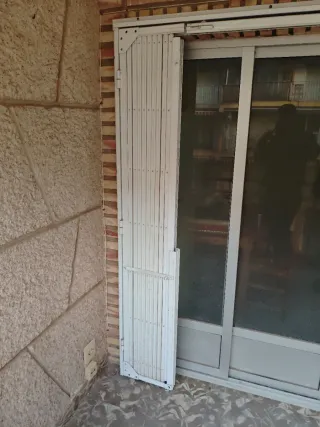 Reja de seguridad corredera blanca.