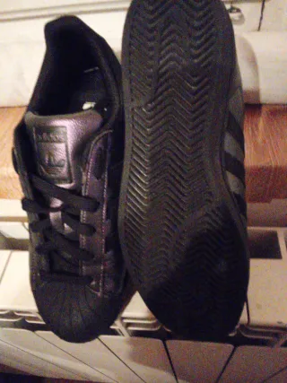 Scarpe Adidas leggere nere alla luce cambiano