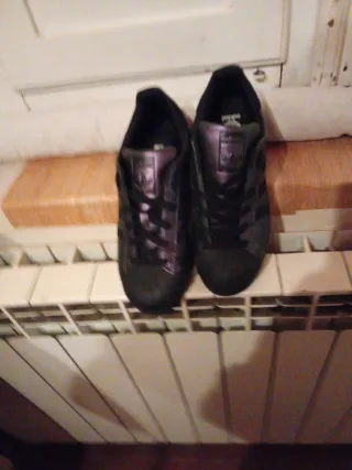 Scarpe Adidas leggere nere alla luce cambiano