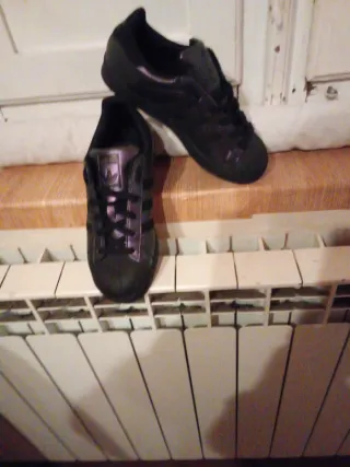 Scarpe Adidas leggere nere alla luce cambiano