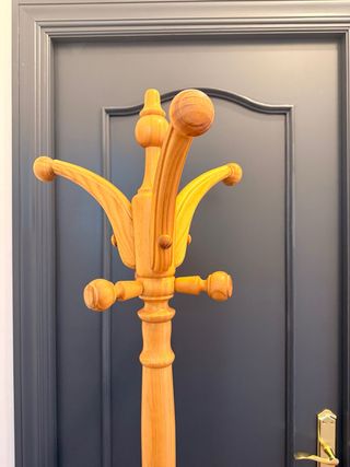 Perchero de pie de madera