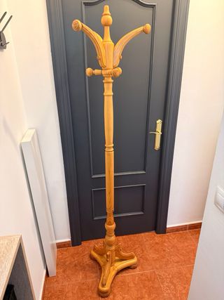 Perchero de pie de madera