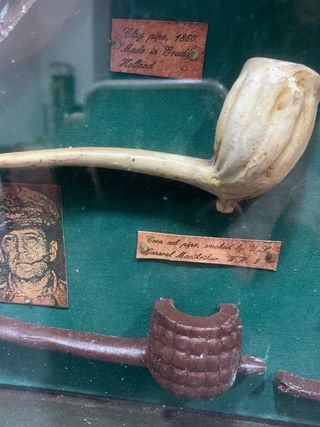 Antiguo cuadro decorativo con pipas