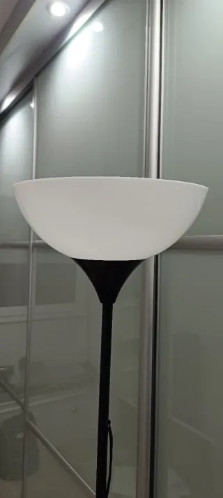 Lámpara de pie blanca y negra