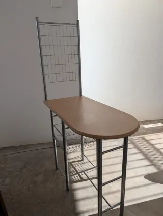 Mesa alta con 2 taburetes